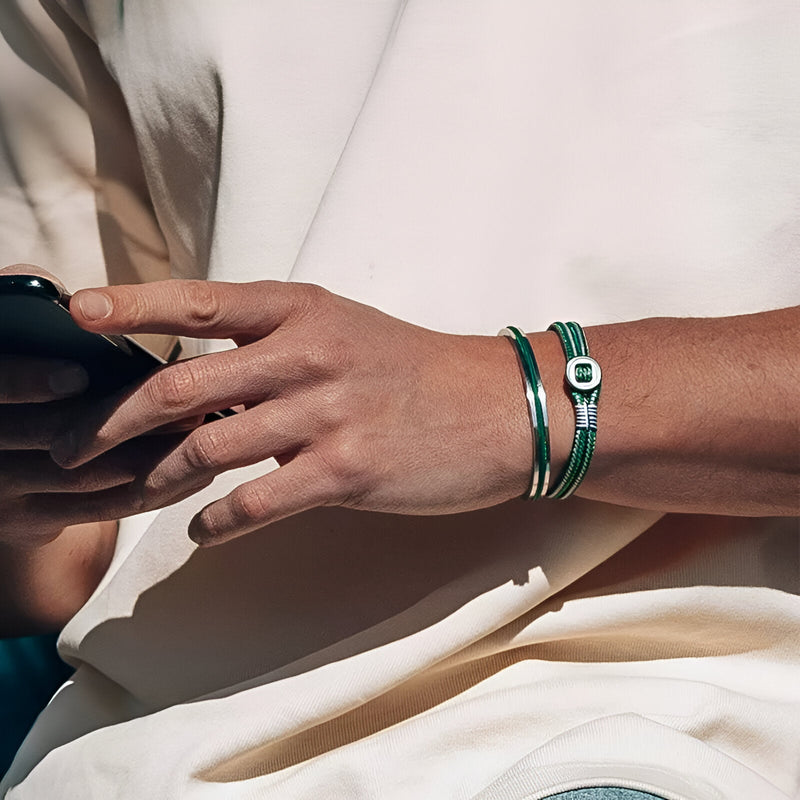 Bracelet jonc argent et vert en acier inoxydable avec corde intégrée et fermoir carré pour homme.
