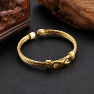 Bracelet jonc doré en acier inoxydable avec motif infini torsadé modèle Kaylo.