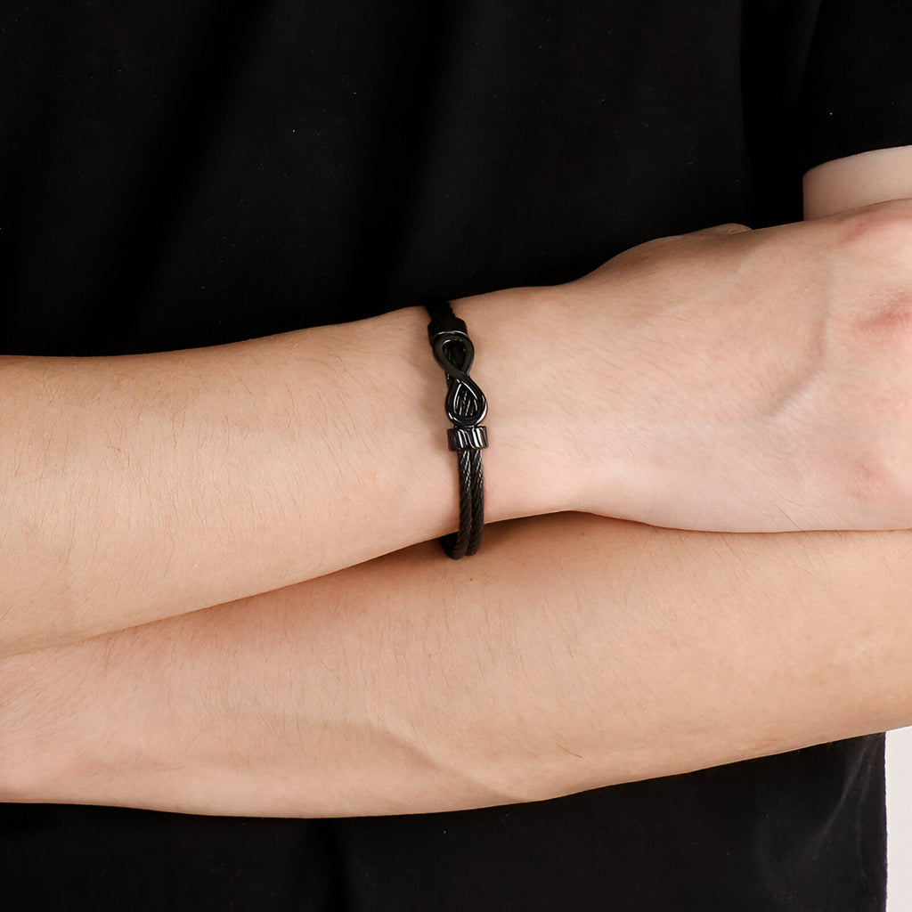Bracelet jonc noir en acier inoxydable avec motif infini élégant pour homme.