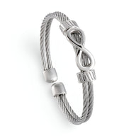 Bracelet jonc en acier inoxydable argenté à motif infini, design câble torsadé, ouverture ajustable.