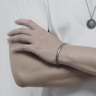 Bracelet jonc en acier inoxydable argenté avec gravures de notes de musique, design mixte.