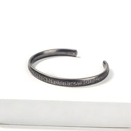Bracelet jonc noir en acier inoxydable avec gravures de notes de musique, style mixte.