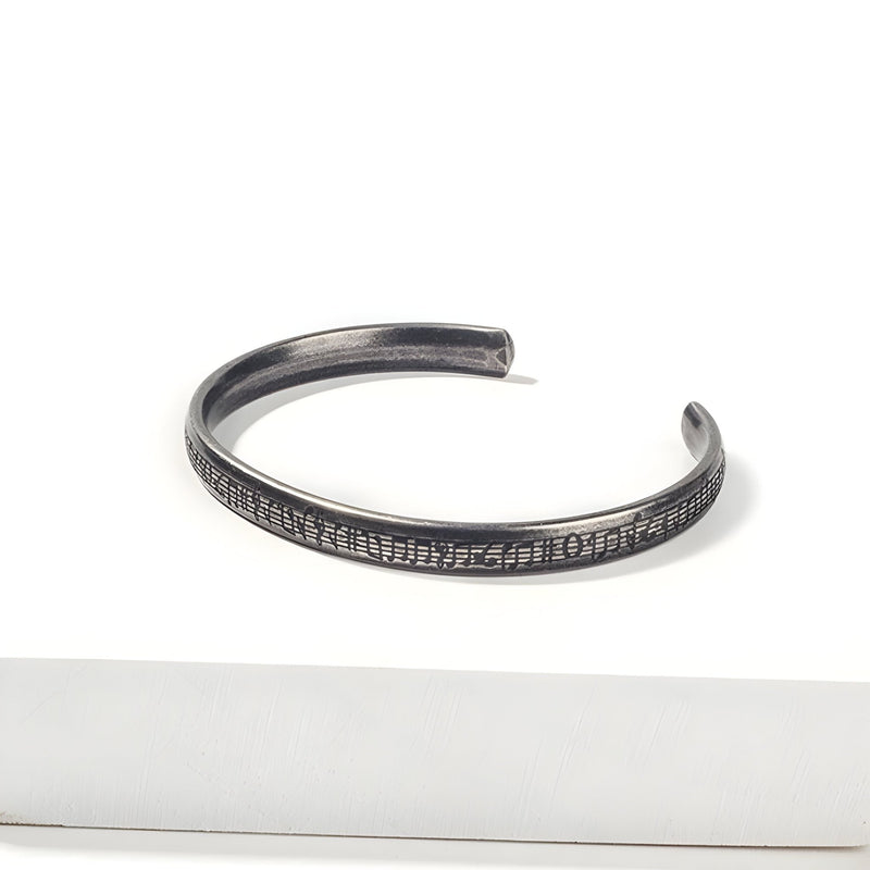Bracelet jonc noir en acier inoxydable avec gravures de notes de musique, style mixte.