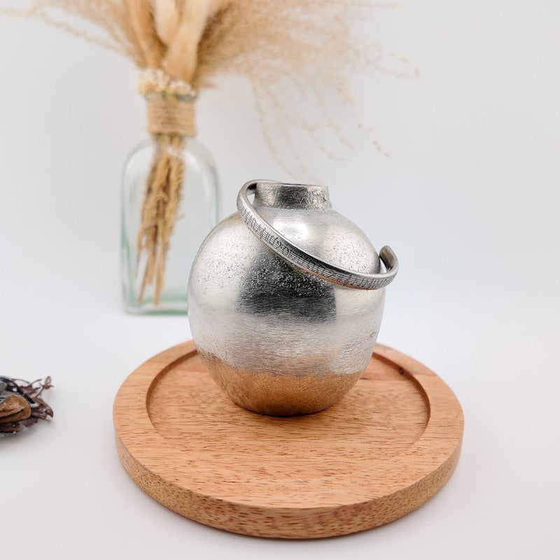 Bracelet jonc en acier inoxydable argenté texturé avec motif de notes de musique, design mixte, modèle Suad.