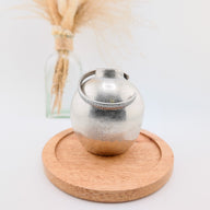 Bracelet jonc fin en acier inoxydable argenté, orné de petites notes de musique gravées, style mixte.