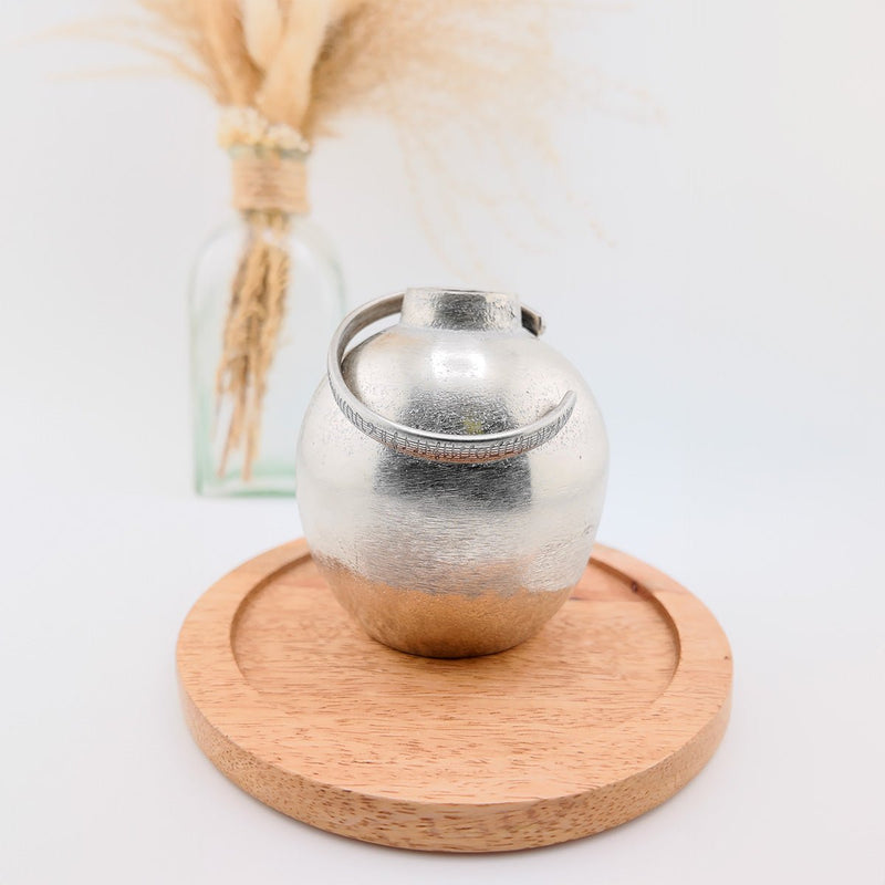 Bracelet jonc fin en acier inoxydable argenté, orné de petites notes de musique gravées, style mixte.