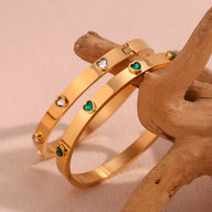 Bracelet jonc plaqué or 18 carats avec cœurs émaillés verts et pierres blanches scintillantes.