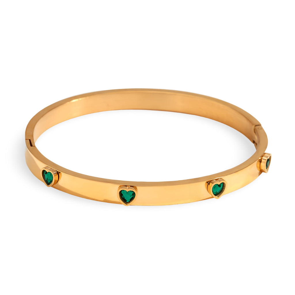 Bracelet jonc en acier plaqué or 18 carats avec cœurs verts sculptés et finition lisse.