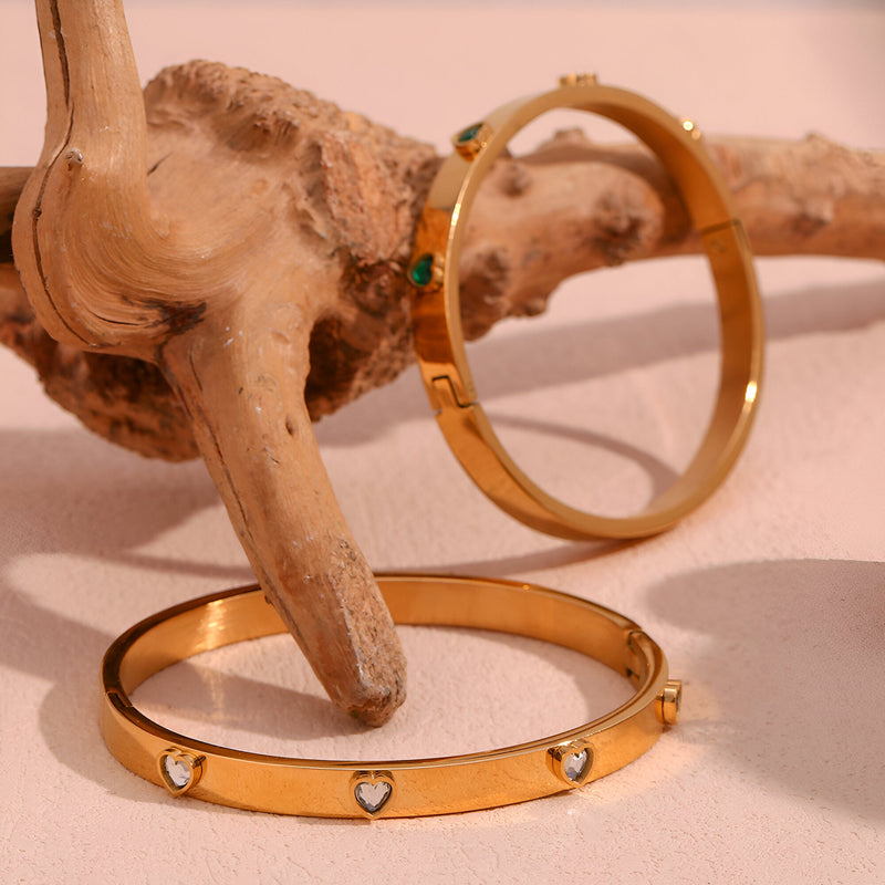 Bracelet jonc plaqué or 18 carats avec petits cœurs en diamant et détails verts élégants.