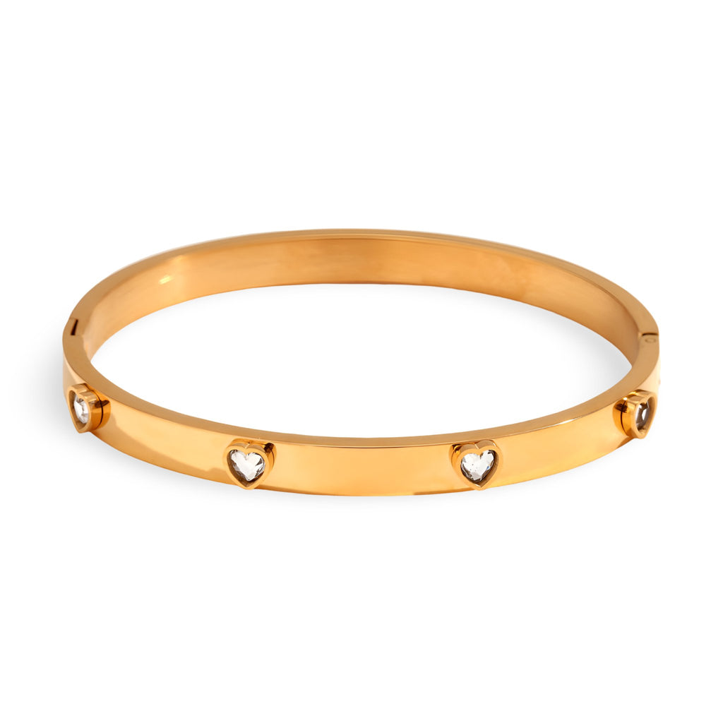 Bracelet jonc en acier plaqué or 18 carats avec cœurs évidés et petits diamants intégrés.