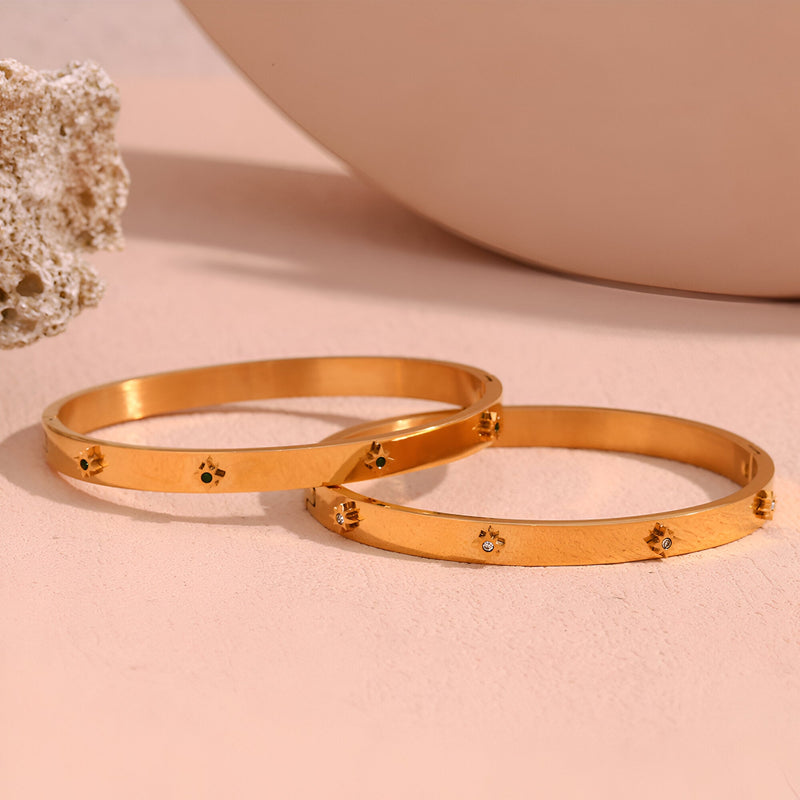 Bracelet jonc en acier inoxydable plaqué or 18 carats avec détails étoiles ajourées et pierres brillantes modèle Katerina.