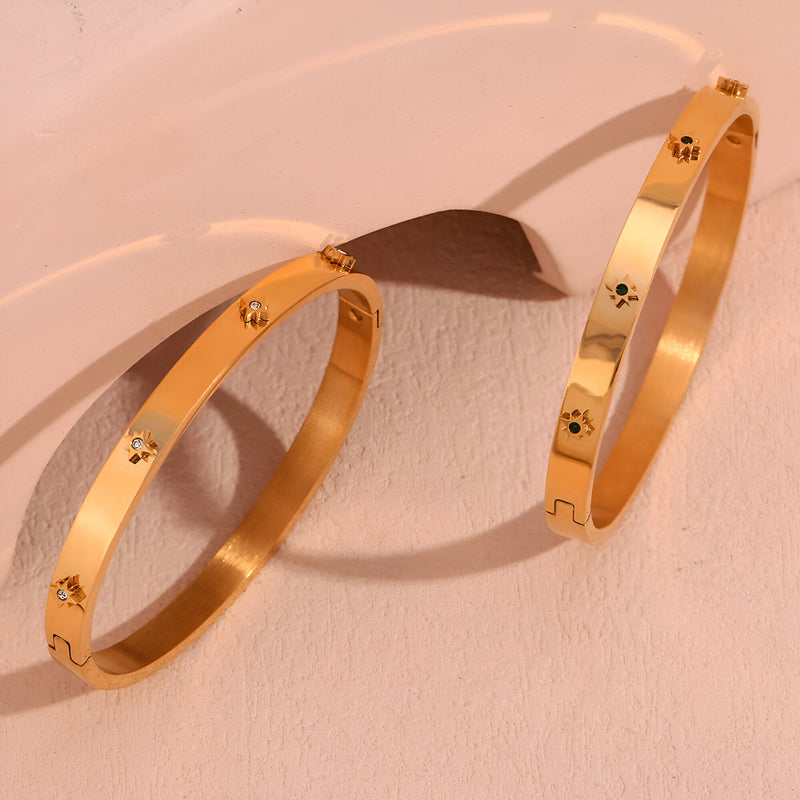 Bracelet jonc plaqué or 18 carats avec étoiles gravées, finition brillante, modèle Katerina.