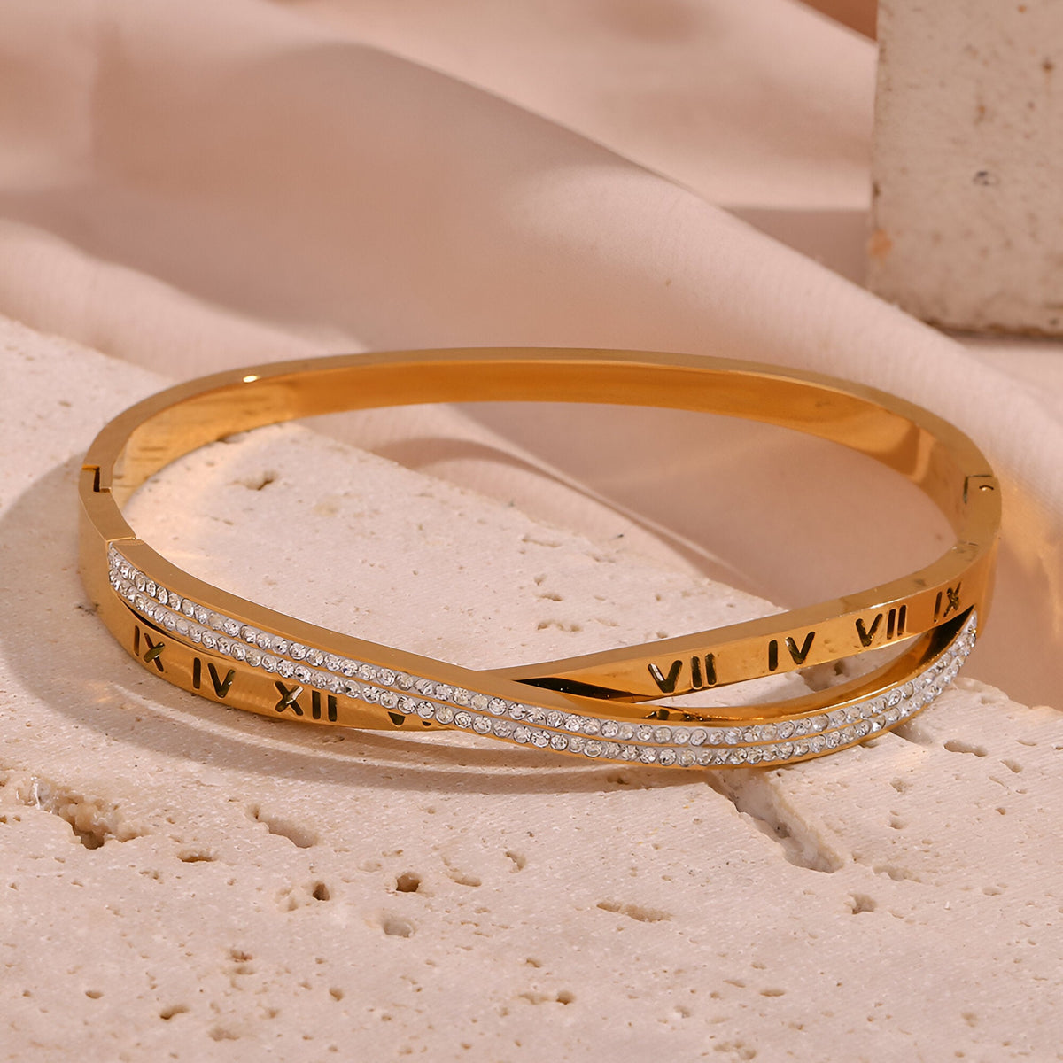 Bracelet jonc plaqué or 18 carats avec chiffres romains gravés et rangée de petits cristaux brillants.