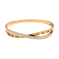 Bracelet jonc or 18 carats avec inscription chiffres romains et strass brillants en croix.