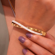 Bracelet jonc en acier inoxydable doré 18 carats avec chiffres romains gravés, modèle Hortensia.