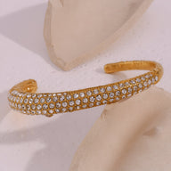 Bracelet jonc doré en acier inoxydable 18 carats, serti de multiples zircons scintillants.