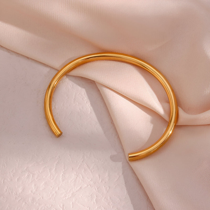 Bracelet jonc fin en acier inoxydable doré, design épuré et lisse, modèle Kaya.