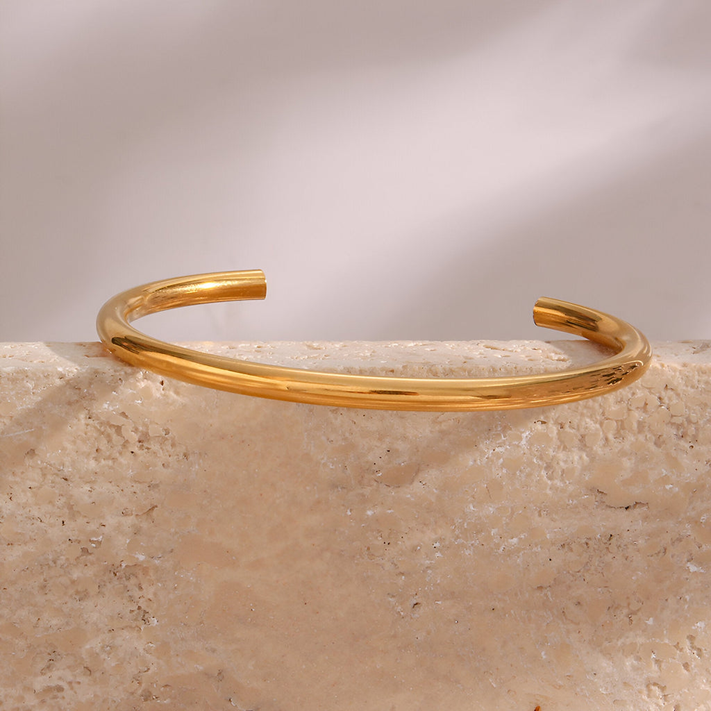 Bracelet jonc fin en acier inoxydable doré, design épuré et minimaliste, modèle Kaya.