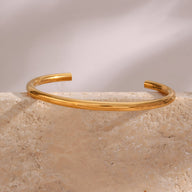 Bracelet jonc fin en acier inoxydable doré, design épuré et minimaliste, modèle Kaya.