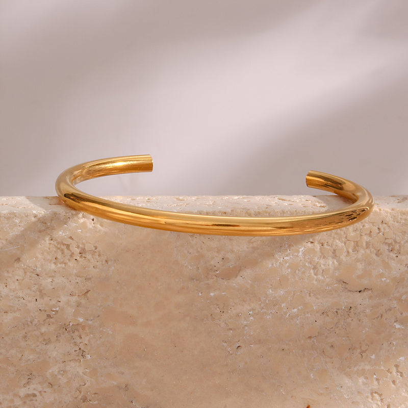 Bracelet jonc fin en acier inoxydable doré, design épuré et minimaliste, modèle Kaya.