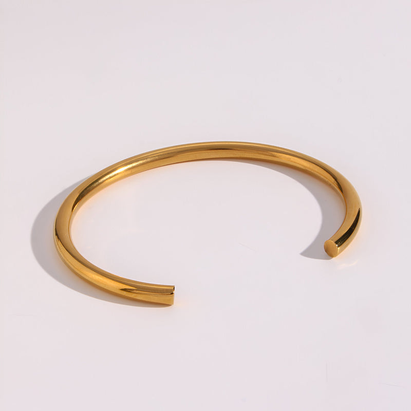 Bracelet jonc doré en acier inoxydable, design épuré et minimaliste, modèle Kaya.