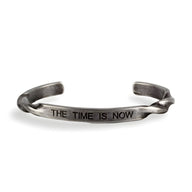Bracelet jonc en acier inoxydable argenté avec gravure "THE TIME IS NOW" pour homme.
