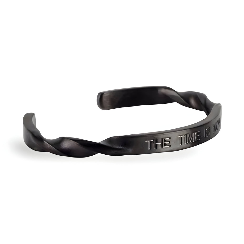 Bracelet jonc noir en acier inoxydable torsadé avec gravure "The Time is Now" pour homme.