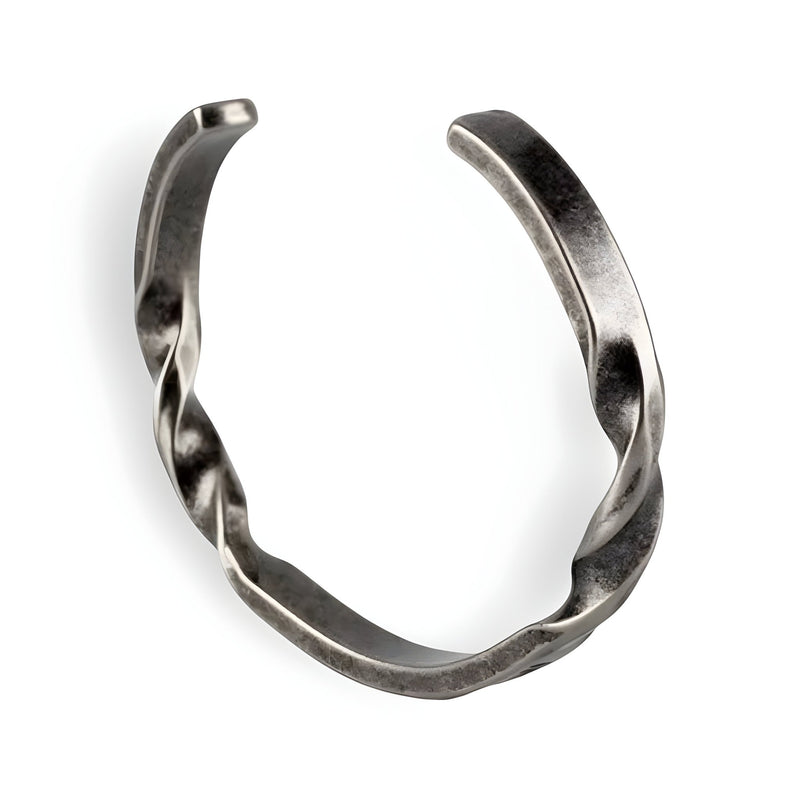 Bracelet jonc homme en acier inoxydable argenté avec design tordu et finition brossée.