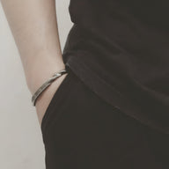 Bracelet jonc en acier inoxydable argenté lisse et brillant pour homme, modèle Gani.