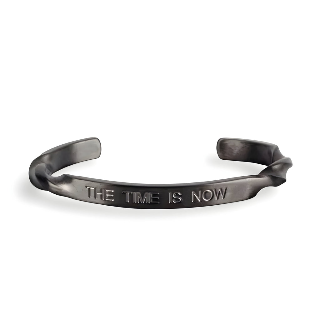 Bracelet jonc en acier inoxydable noir mat avec gravure "THE TIME IS NOW" pour homme.