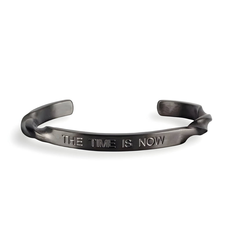 Bracelet jonc en acier inoxydable noir mat avec gravure "THE TIME IS NOW" pour homme.