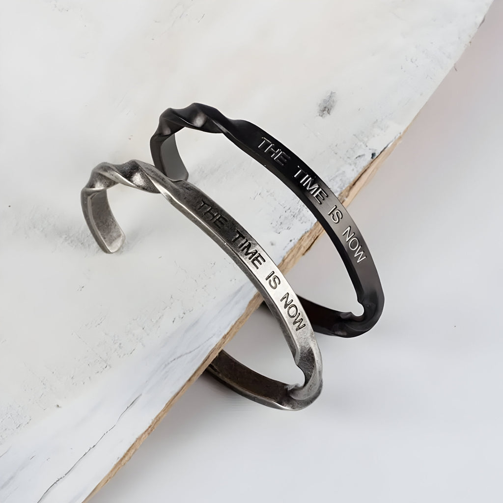 Bracelet jonc en acier inoxydable avec gravure "THE TIME IS NOW" en argent et noir, design torsadé.
