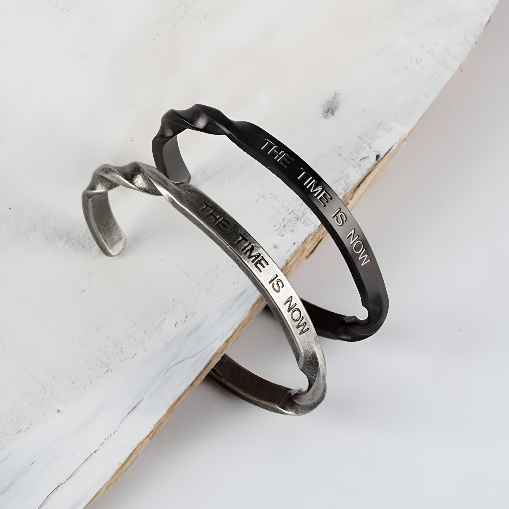 Bracelet jonc en acier inoxydable, "The Time is Now", pour homme, modèle Gani - La Boutique du Bracelet