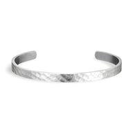 Bracelet jonc homme en acier inoxydable argenté à finition martelée, design minimaliste et épuré.
