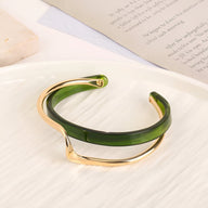 Bracelet jonc vert en acrylique avec détails métalliques dorés pour femme modèle Denira.