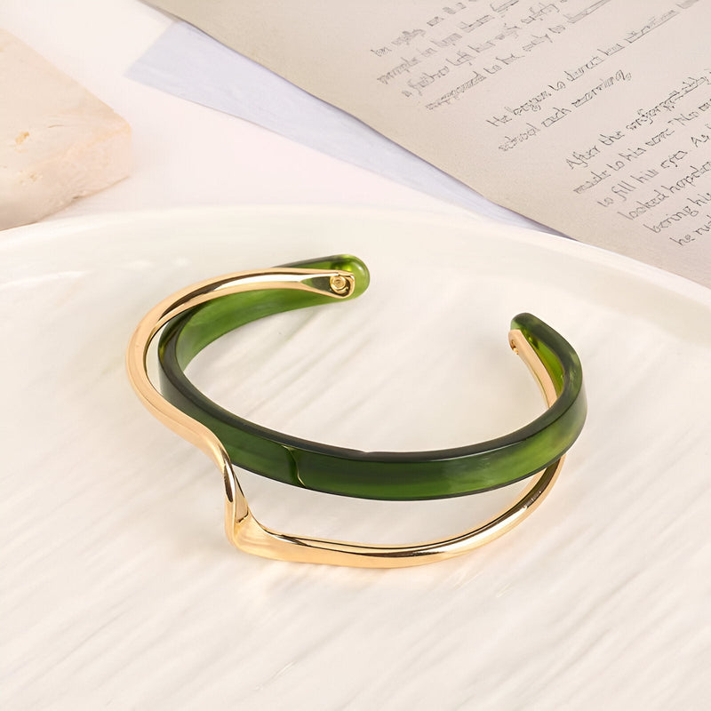 Bracelet jonc vert en acrylique avec détails métalliques dorés pour femme modèle Denira.