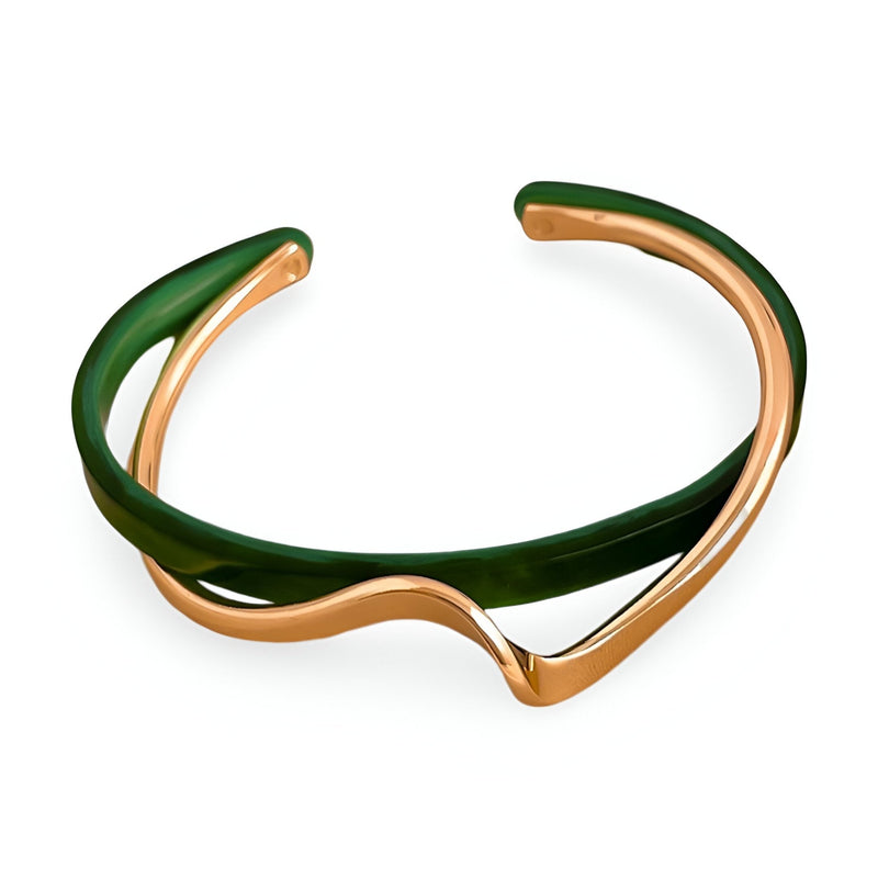 Bracelet jonc Denira vert en acrylique et métal doré design ondulé élégant.