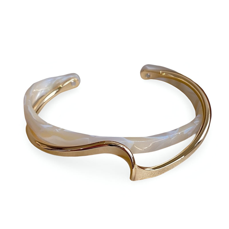 Bracelet jonc en acrylique blanc tacheté avec détails en métal doré style Denira.