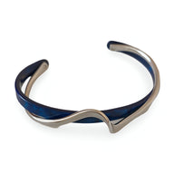 Bracelet jonc Denira en métal argenté et acrylique bleu marine torsadé.