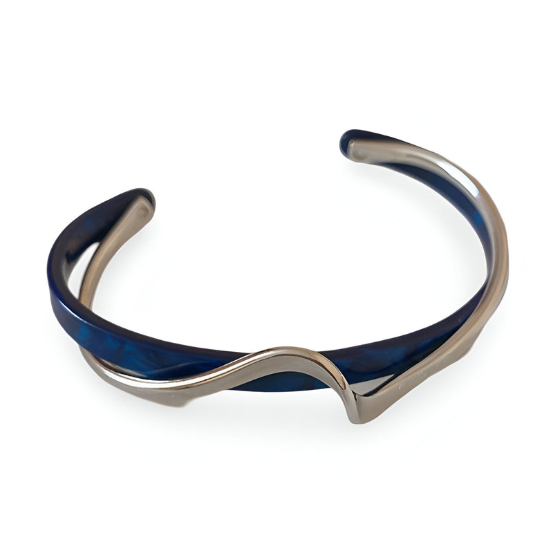 Bracelet jonc Denira en métal argenté et acrylique bleu marine torsadé.