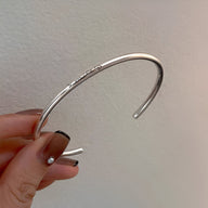 Bracelet jonc fin en argent sterling avec gravure "Smile", design épuré pour femme.