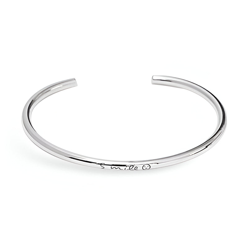 Bracelet jonc en argent sterling lisse avec gravure "Smile" et finition brillante.