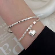 Bracelet jonc argent sterling lisse avec gravure "Smile" et bracelet perles blanc avec pendentif cœur en argent.
