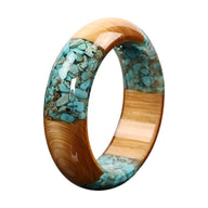 Bracelet jonc en bois naturel et turquoise, éclats résine brillante, modèle Diyuna - La Boutique du Bracelet