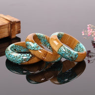 Bracelet jonc en bois naturel et turquoise, éclats résine brillante, modèle Diyuna - La Boutique du Bracelet