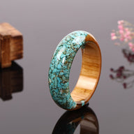 Bracelet jonc en bois naturel et turquoise, éclats résine brillante, modèle Diyuna - La Boutique du Bracelet