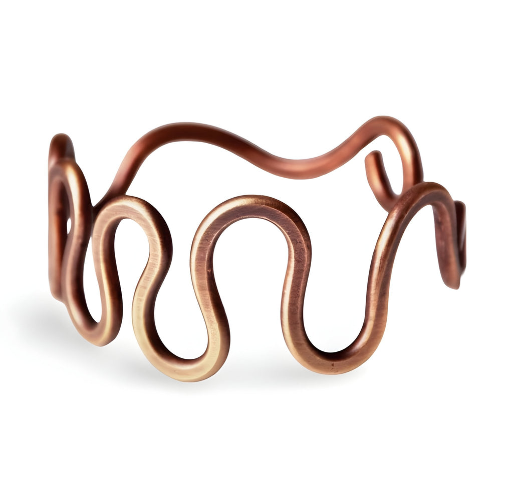 Bracelet jonc en cuivre couleur marron avec design grande vague ouvert et finition lisse.