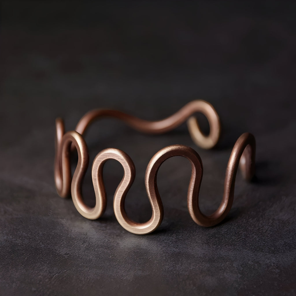 Bracelet jonc en cuivre couleur marron forme grande vague design ouvert élégant et moderne.
