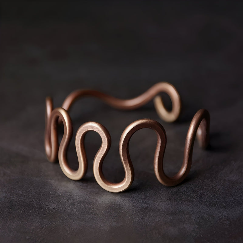 Bracelet jonc en cuivre couleur marron forme grande vague design ouvert élégant et moderne.