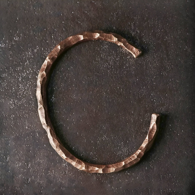 Bracelet jonc en cuivre martelé, finition vieilli, couleur marron, style vintage pour femme.